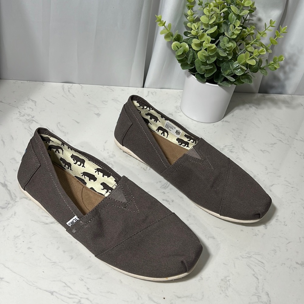 TOMS mens slip on loafers